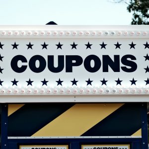 Schild mit der Schrift Coupons