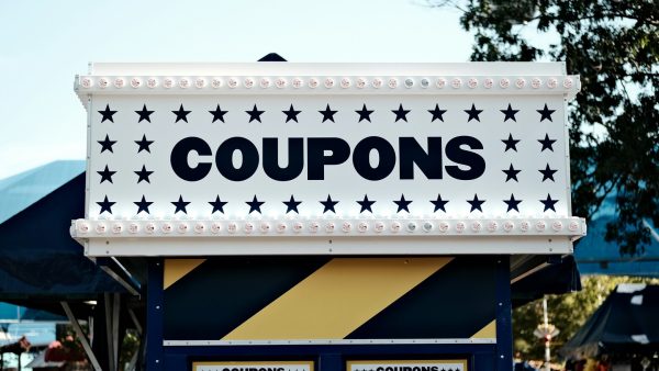 Schild mit der Schrift Coupons